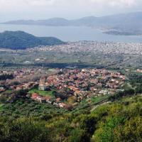 Μια φωτογραφία στην οποία φαίνεται η υπέροχη θέση της Άλλης Μεριάς σε σχέση με τον Βόλο και το Πήλιο. (© Rikos Chris)